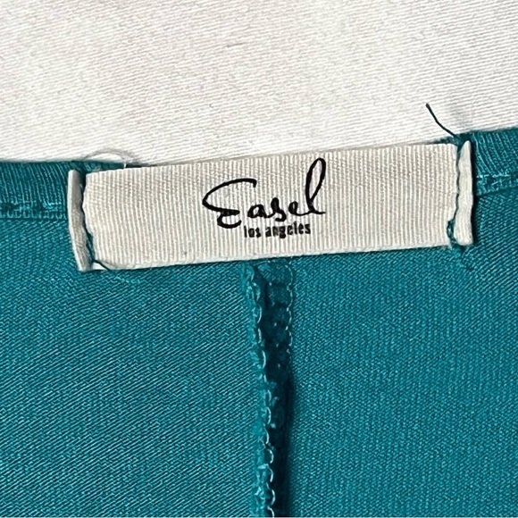 Easel | Green Ruffle Hem Short Sleeve Tunic, Large - Picture 4 of 6